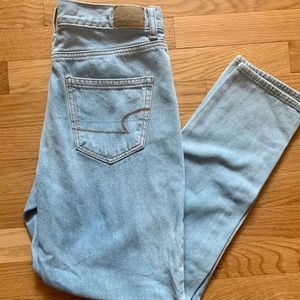 American Eagle Light Wash Mom Jeans (size 4)